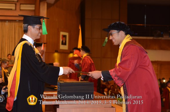 Wisuda Unpad Gel II TA 2014_2015 Fakultas Kedokteran oleh Dekan 015