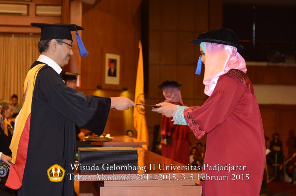 Wisuda Unpad Gel II TA 2014_2015 Fakultas ISIP oleh Dekan 012