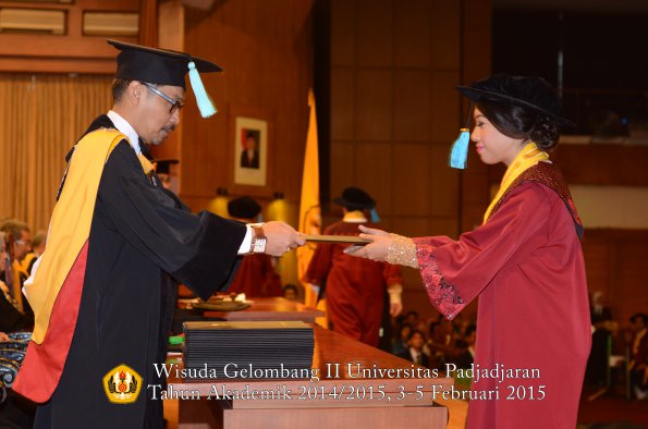 Wisuda Unpad Gel II TA 2014_2015  Fakultas Ilmu Budaya oleh Dekan 013