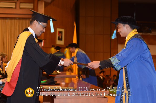 Wisuda Unpad Gel II TA 2014_2015  Fakultas Ilmu Budaya oleh Dekan 035