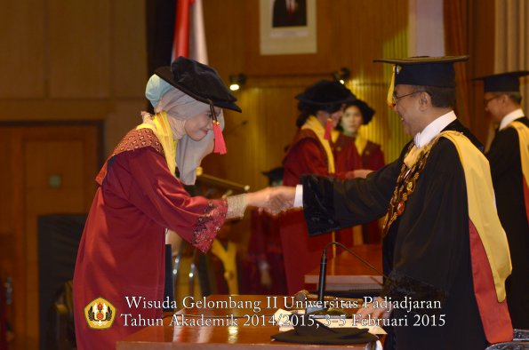 Wisuda Unpad Gel II TA 2014_2015 Fakultas Hukum oleh Rektor 011