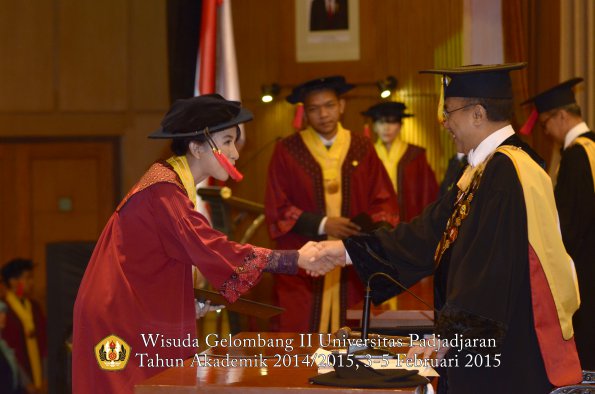 Wisuda Unpad Gel II TA 2014_2015 Fakultas Hukum oleh Rektor 024