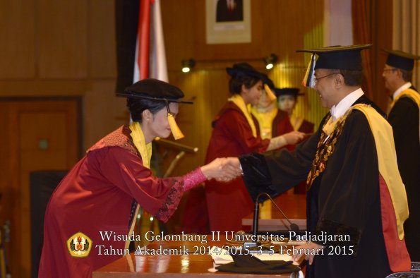 Wisuda Unpad Gel II TA 2014_2015 Fakultas Ekonomi dan Bisnis oleh Rektor 019