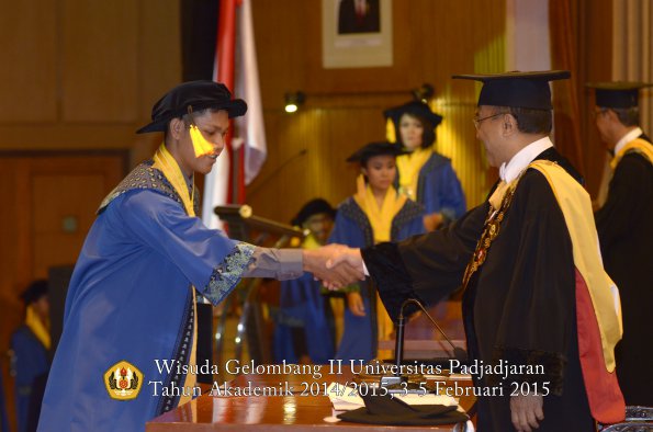 Wisuda Unpad Gel II TA 2014_2015 Fakultas Ekonomi dan Bisnis oleh Rektor 034
