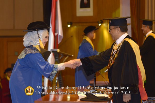 Wisuda Unpad Gel II TA 2014_2015 Fakultas Ekonomi dan Bisnis oleh Rektor 044