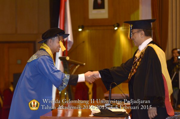 Wisuda Unpad Gel II TA 2014_2015 Fakultas Ekonomi dan Bisnis oleh Rektor 045