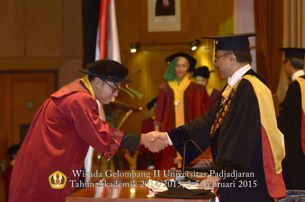Wisuda Unpad Gel II TA 2014_2015 Fakultas Kedokteran oleh Rektor 041