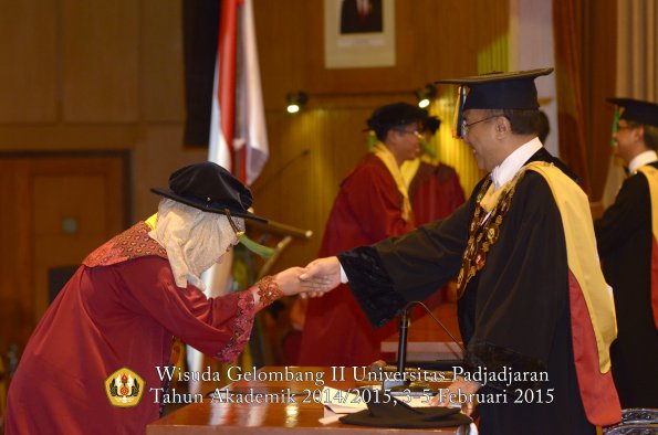 Wisuda Unpad Gel II TA 2014_2015 Fakultas Kedokteran oleh Rektor 086