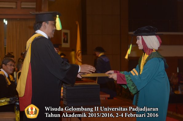 Wisuda Unpad Gel II TA 2015_2016 Fakultas Ilmu Komunikasi oleh Dekan  003