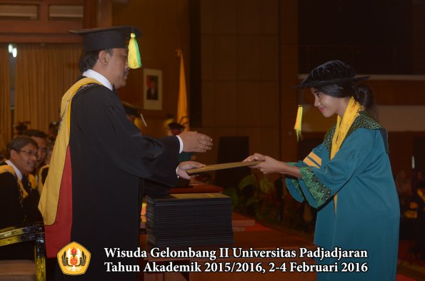 Wisuda Unpad Gel II TA 2015_2016 Fakultas Ilmu Komunikasi oleh Dekan  004