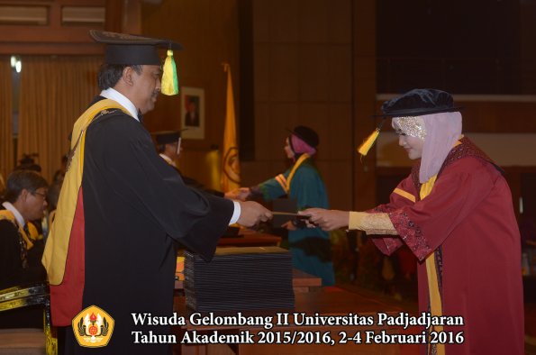 Wisuda Unpad Gel II TA 2015_2016 Fakultas Ilmu Komunikasi oleh Dekan  006