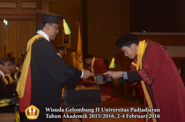 Wisuda Unpad Gel II TA 2015_2016 Fakultas Ilmu Komunikasi oleh Dekan  011