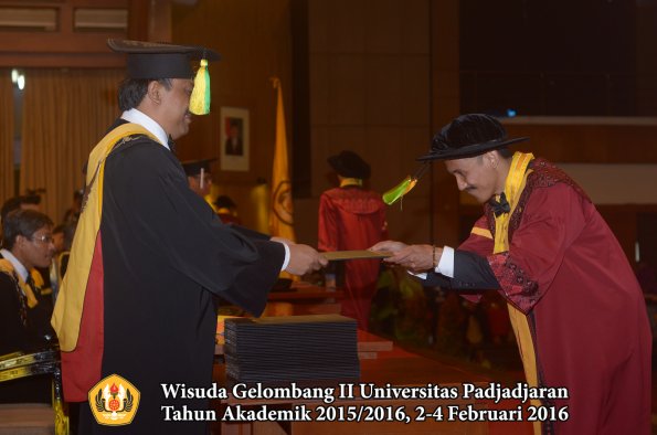Wisuda Unpad Gel II TA 2015_2016 Fakultas Ilmu Komunikasi oleh Dekan  012