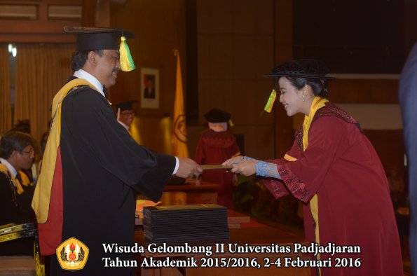 Wisuda Unpad Gel II TA 2015_2016 Fakultas Ilmu Komunikasi oleh Dekan  016