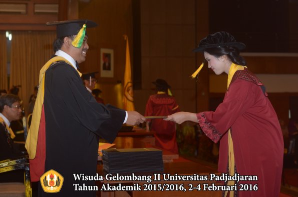 Wisuda Unpad Gel II TA 2015_2016 Fakultas Ilmu Komunikasi oleh Dekan  019