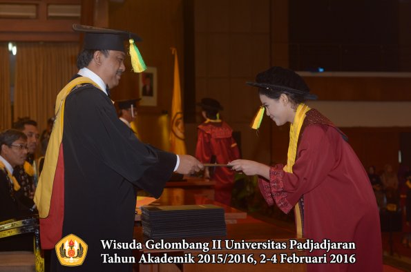 Wisuda Unpad Gel II TA 2015_2016 Fakultas Ilmu Komunikasi oleh Dekan  020