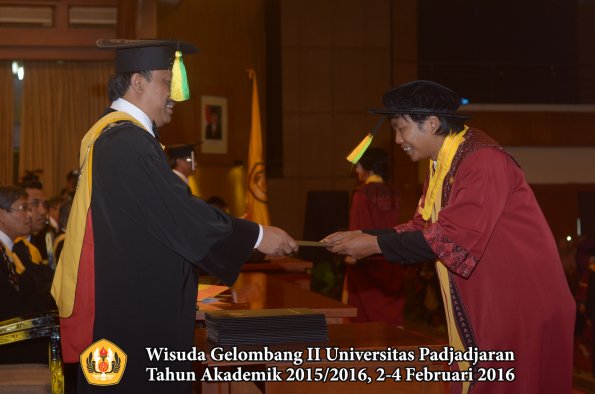 Wisuda Unpad Gel II TA 2015_2016 Fakultas Ilmu Komunikasi oleh Dekan  028
