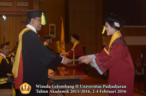 Wisuda Unpad Gel II TA 2015_2016 Fakultas Ilmu Komunikasi oleh Dekan  033