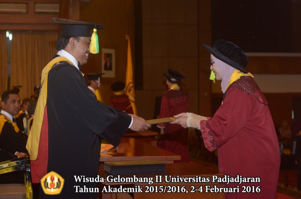 Wisuda Unpad Gel II TA 2015_2016 Fakultas Ilmu Komunikasi oleh Dekan  034