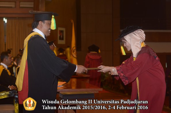 Wisuda Unpad Gel II TA 2015_2016 Fakultas Ilmu Komunikasi oleh Dekan  035