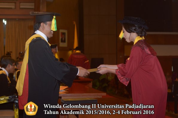 Wisuda Unpad Gel II TA 2015_2016 Fakultas Ilmu Komunikasi oleh Dekan  038