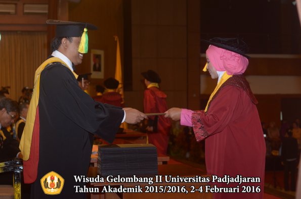 Wisuda Unpad Gel II TA 2015_2016 Fakultas Ilmu Komunikasi oleh Dekan  055