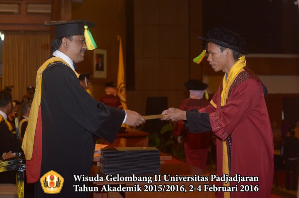 Wisuda Unpad Gel II TA 2015_2016 Fakultas Ilmu Komunikasi oleh Dekan  060