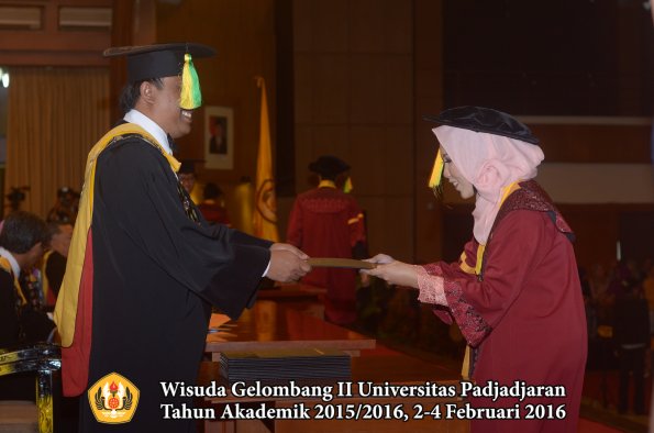 Wisuda Unpad Gel II TA 2015_2016 Fakultas Ilmu Komunikasi oleh Dekan  077
