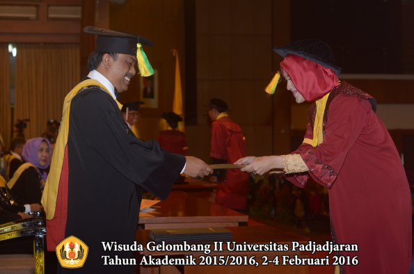 Wisuda Unpad Gel II TA 2015_2016 Fakultas Ilmu Komunikasi oleh Dekan  083