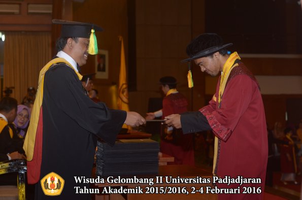 Wisuda Unpad Gel II TA 2015_2016 Fakultas Ilmu Komunikasi oleh Dekan  095