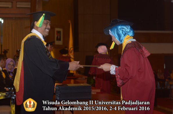 Wisuda Unpad Gel II TA 2015_2016 Fakultas Ilmu Komunikasi oleh Dekan  105