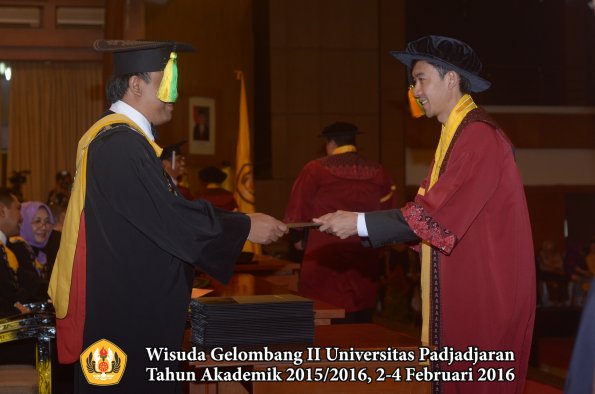 Wisuda Unpad Gel II TA 2015_2016 Fakultas Ilmu Komunikasi oleh Dekan  109