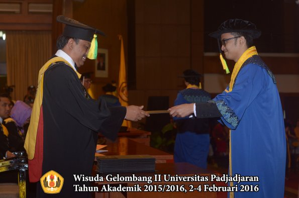 Wisuda Unpad Gel II TA 2015_2016 Fakultas Ilmu Komunikasi oleh Dekan  112