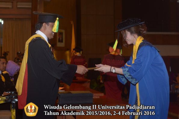 Wisuda Unpad Gel II TA 2015_2016 Fakultas Ilmu Komunikasi oleh Dekan  113