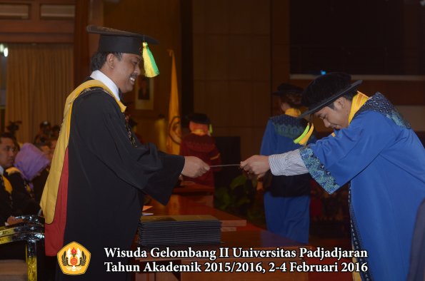 Wisuda Unpad Gel II TA 2015_2016 Fakultas Ilmu Komunikasi oleh Dekan  114
