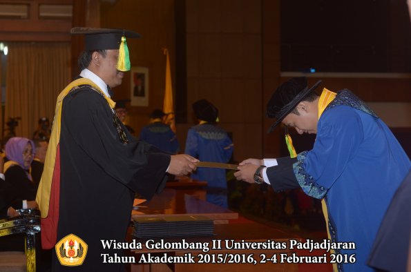 Wisuda Unpad Gel II TA 2015_2016 Fakultas Ilmu Komunikasi oleh Dekan  121