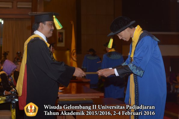 Wisuda Unpad Gel II TA 2015_2016 Fakultas Ilmu Komunikasi oleh Dekan  129