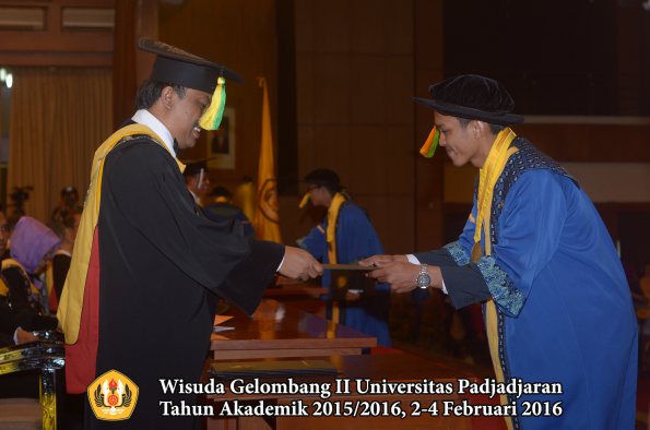 Wisuda Unpad Gel II TA 2015_2016 Fakultas Ilmu Komunikasi oleh Dekan  132