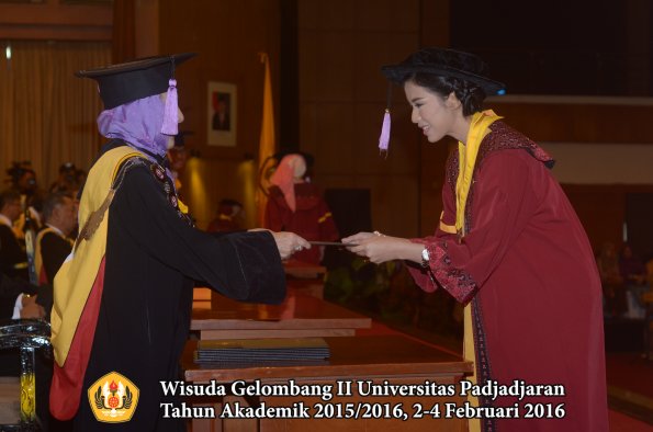 Wisuda Unpad Gel II TA 2015_2016 Fakultas Kedokteran Gigi oleh Dekan  024