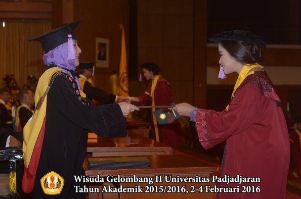 Wisuda Unpad Gel II TA 2015_2016 Fakultas Kedokteran Gigi oleh Dekan  025