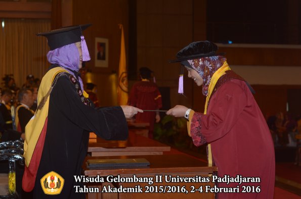 Wisuda Unpad Gel II TA 2015_2016 Fakultas Kedokteran Gigi oleh Dekan  027