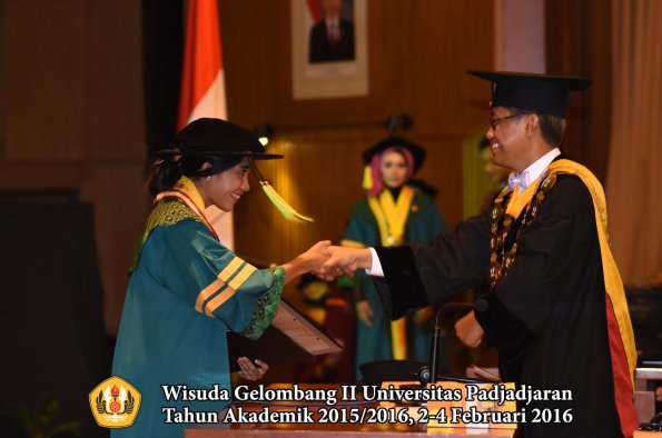 Wisuda Unpad Gel II TA 2015_2016  Fakultas Ilmu Komunikasi oleh Rektor 006