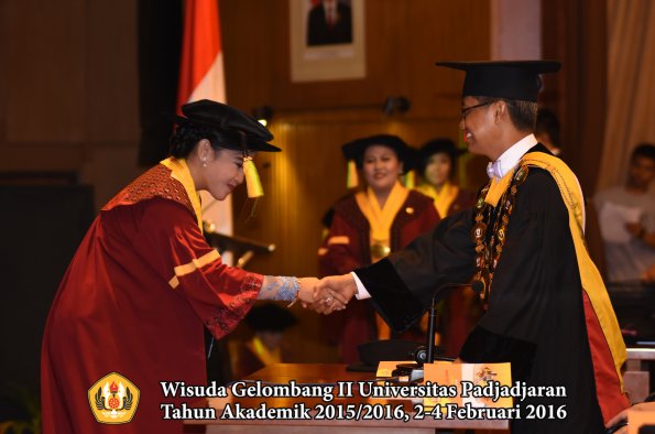 Wisuda Unpad Gel II TA 2015_2016  Fakultas Ilmu Komunikasi oleh Rektor 018