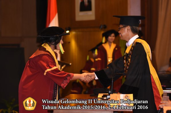 Wisuda Unpad Gel II TA 2015_2016  Fakultas Ilmu Komunikasi oleh Rektor 020