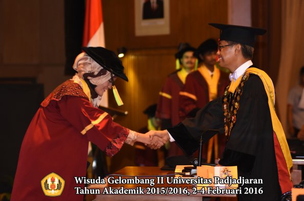 Wisuda Unpad Gel II TA 2015_2016  Fakultas Ilmu Komunikasi oleh Rektor 037