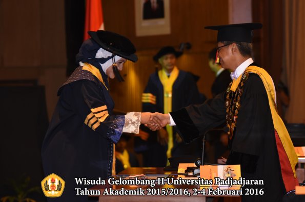 Wisuda Unpad Gel II TA 2015_2016   Fakultas ISIP oleh Rektor  006