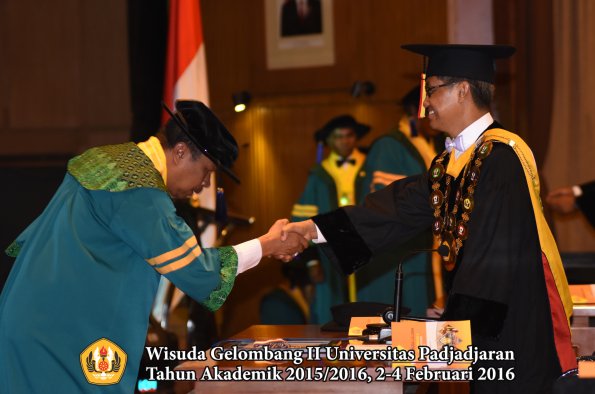 Wisuda Unpad Gel II TA 2015_2016   Fakultas ISIP oleh Rektor  018