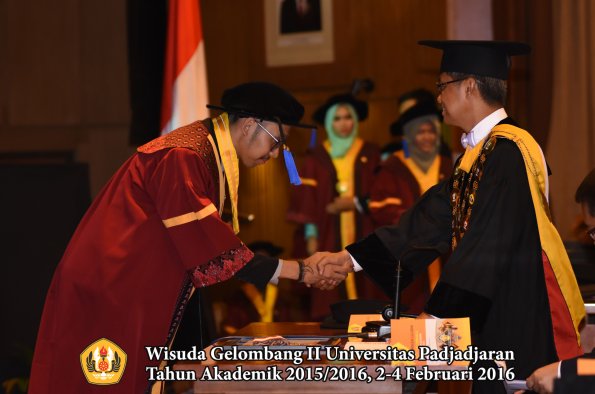 Wisuda Unpad Gel II TA 2015_2016   Fakultas ISIP oleh Rektor  051
