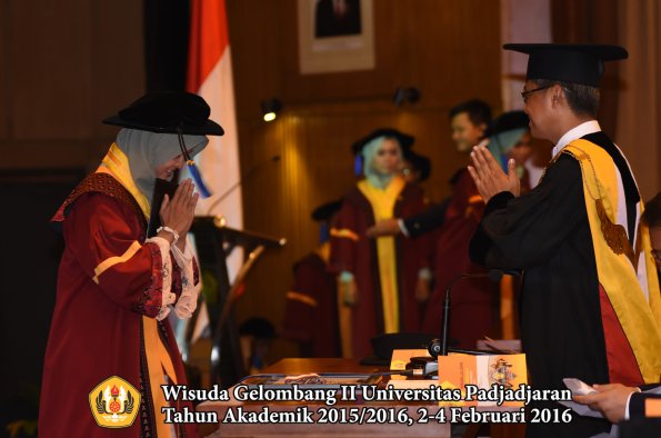 Wisuda Unpad Gel II TA 2015_2016   Fakultas ISIP oleh Rektor  052