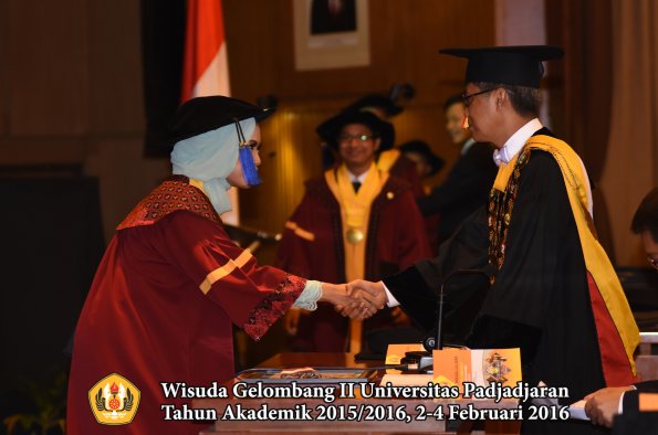 Wisuda Unpad Gel II TA 2015_2016   Fakultas ISIP oleh Rektor  054